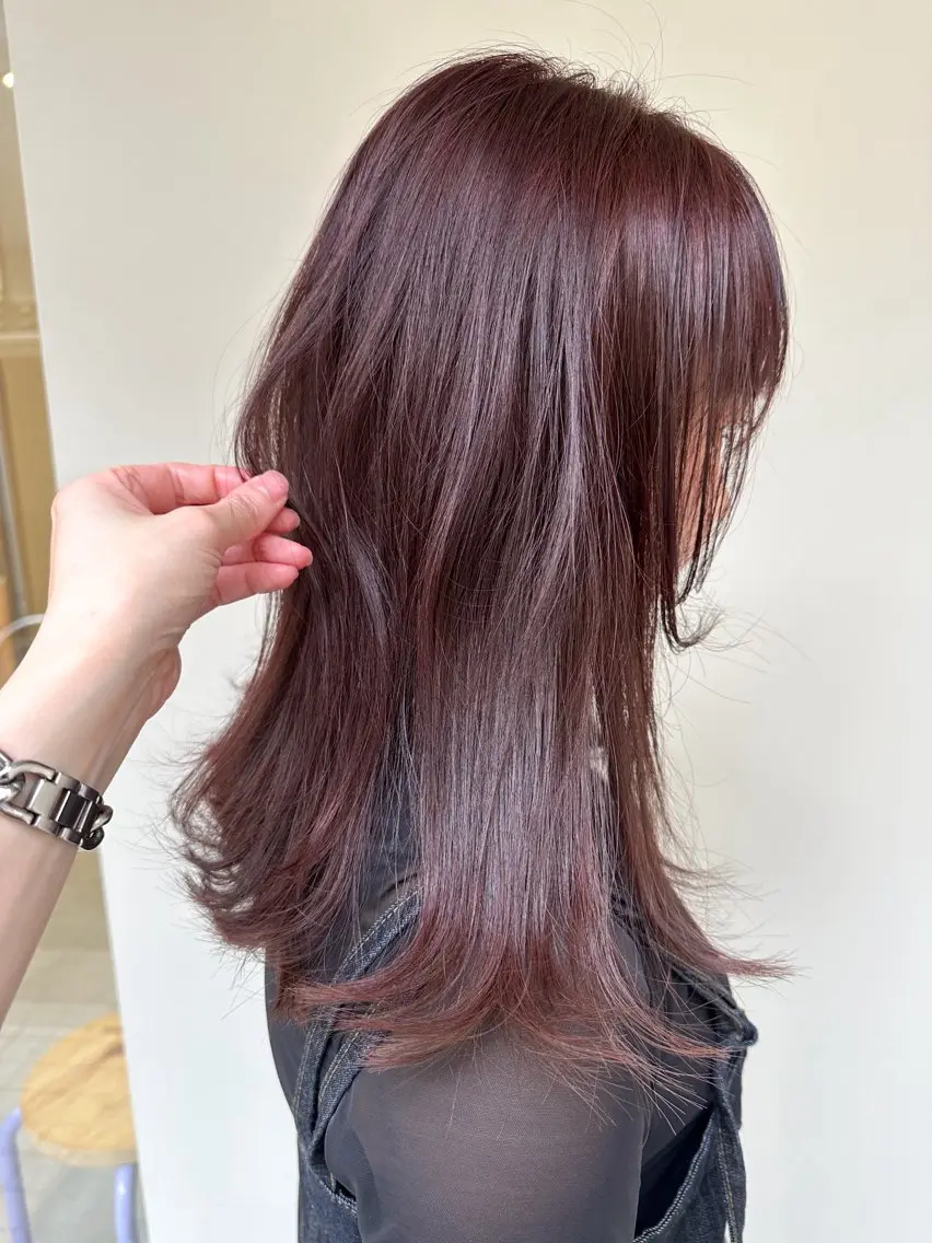 セミロング カラー カシス ピンクカラー 中堀 遥のヘアスタイル