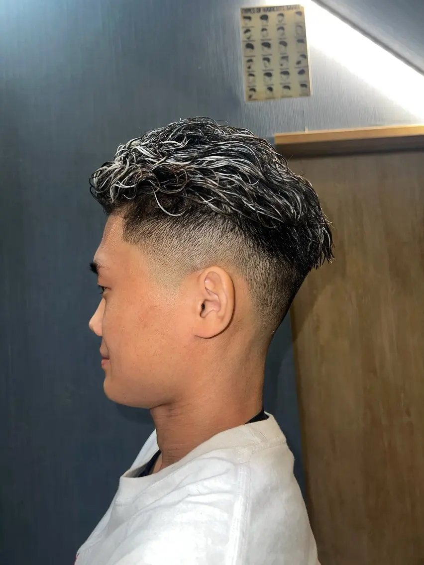 ショート カラー パーマ メンズ メンズメッシュ メンズパーマ 刈り上げ メッシュ カット ヘアカラー パーマ trace こはくのヘアスタイル