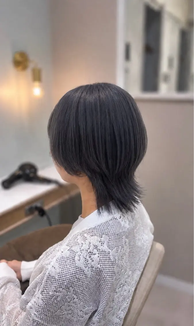 ショート カラー ブルーカラー シルバー ウルフカット カット ハイトーン/韓国ヘア senaのヘアスタイル