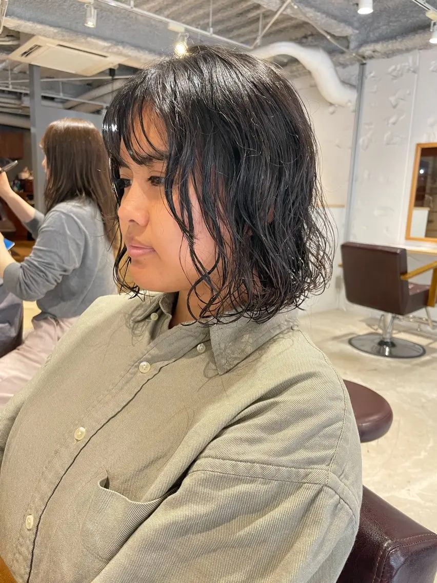 ミディアム カラー パーマ ミディアムパーマ ボブ 伸ばしかけ ニュアンスパーマ レイヤー×初 パーマ|hinakoのヘアスタイル