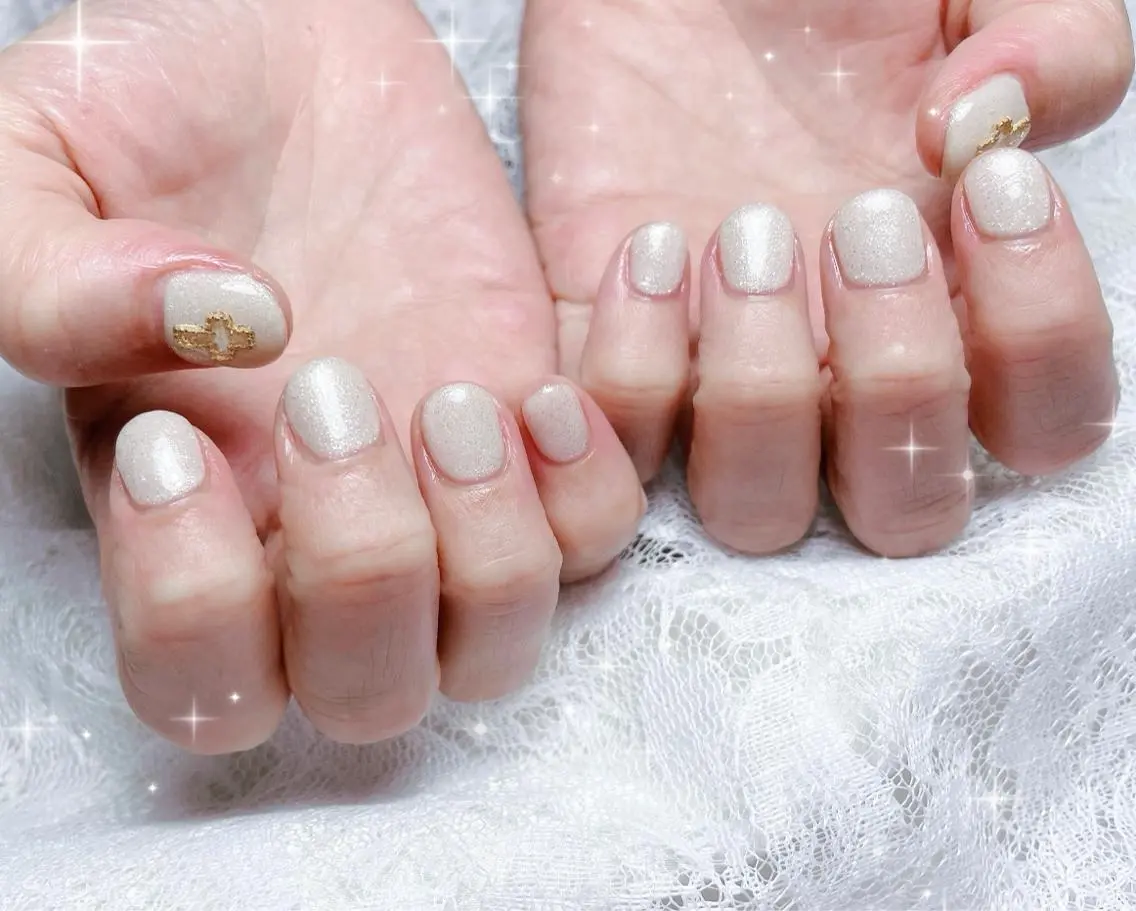 ネイル キラキラネイル ワンカラーネイル ホワイト ハンドネイル FLARE NAIL フレアネイルのネイルデザイン