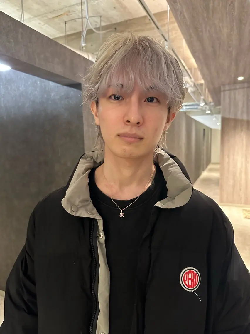 ミディアム カラー メンズ ミディアムパーマ メンズブリーチ センターパート フェードカット フェザーパーマ カット ヘアカラー 金山駅前/メンズ パーマ/真柄 恒輝のヘアスタイル