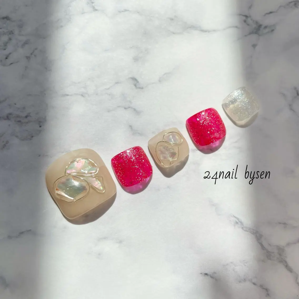 ネイル ラメ(グリッター) ニュアンスネイル 赤色 Atelier by 24nail/Ayaのネイルデザイン