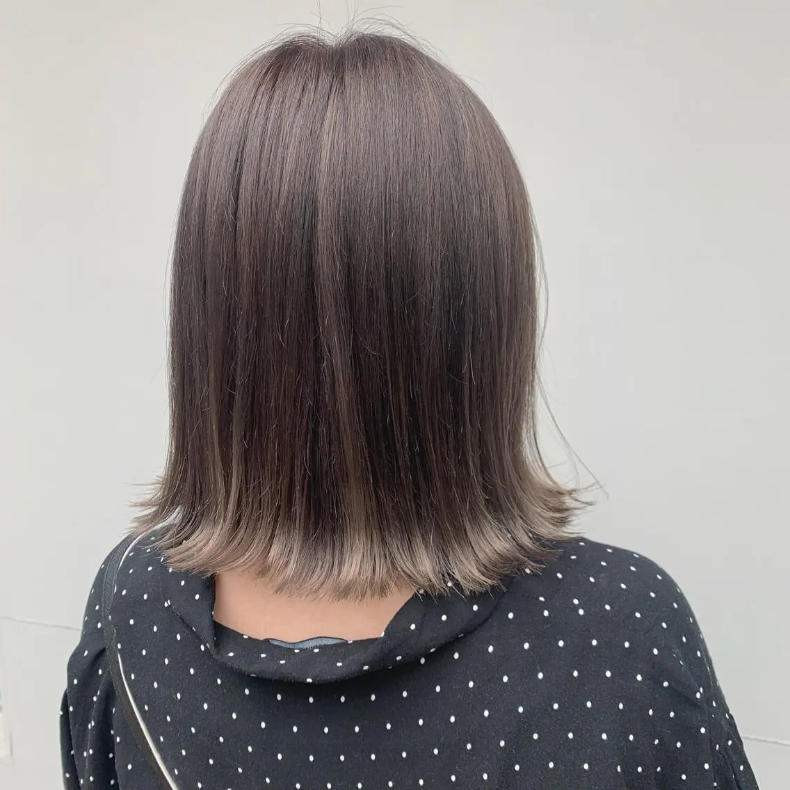 ショート カラー ブリーチ ダークグレー ダークグレージュ グレージュ hubhair レイヤー/透明感のヘアスタイル