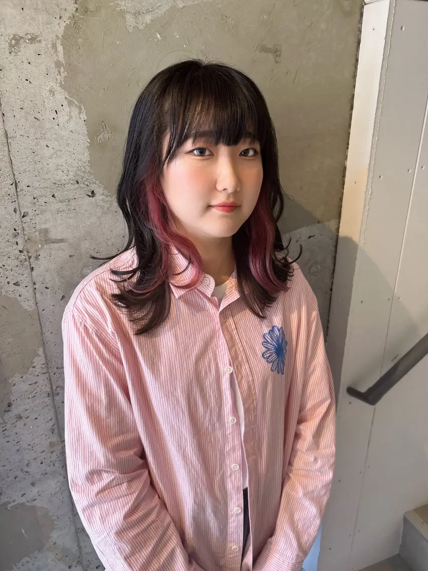 ミディアム カラー インナーカラー ピンクカラー ヘアカラー トリートメント ウルフカット レイヤーカット上柿のヘアスタイル