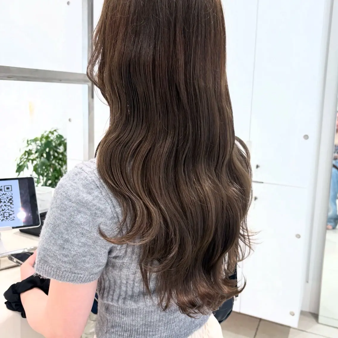 ロング カラー ベージュカラー 透明感カラー グレージュ カーキグレージュ オリーブベージュ カット ヘアカラー トリートメント ヘッドスパ ヘアセット カジュアルを女っぽく 𝗮𝘆𝗮𝗰𝗼のヘアスタイル