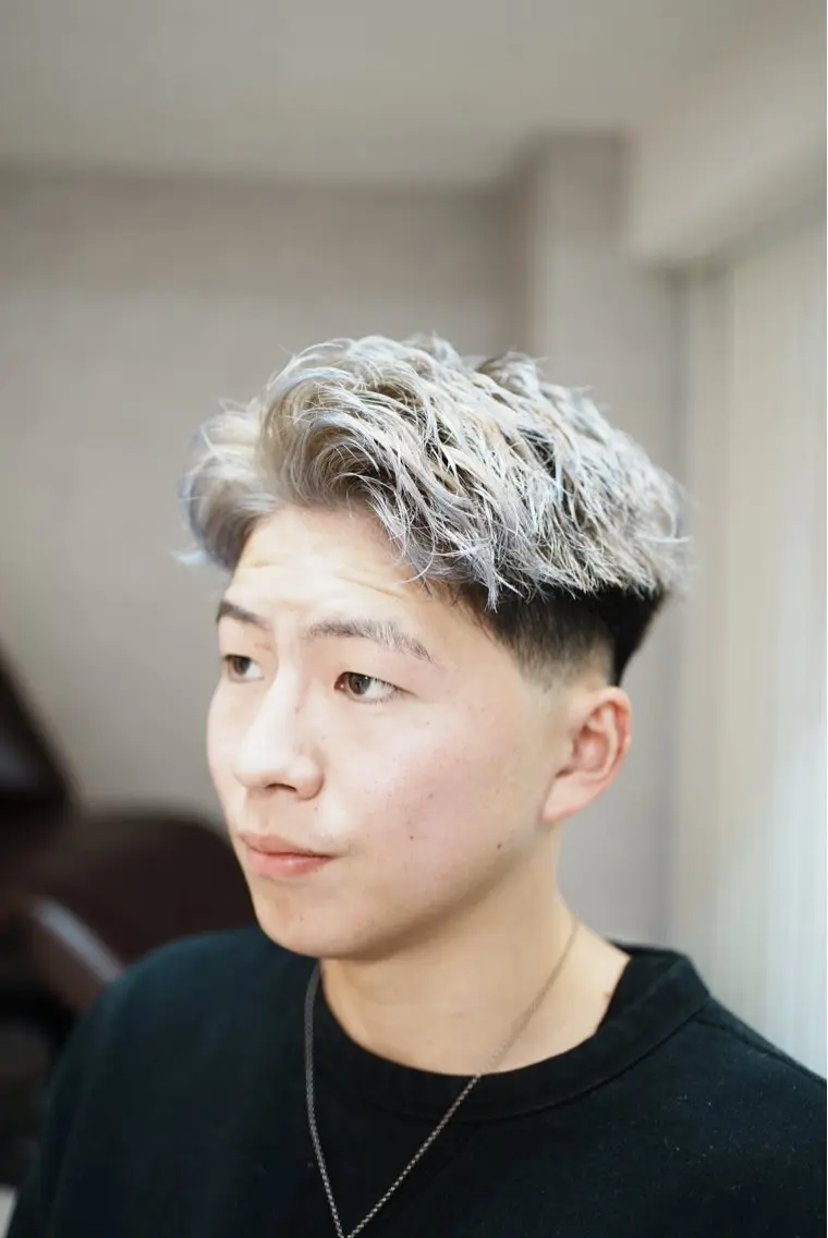 カラー メンズ アップバング メンズハイトーン ハイトーンカラー カット ヘアカラー ヘアセット SHIZUKU スパイキーショートのヘアスタイル