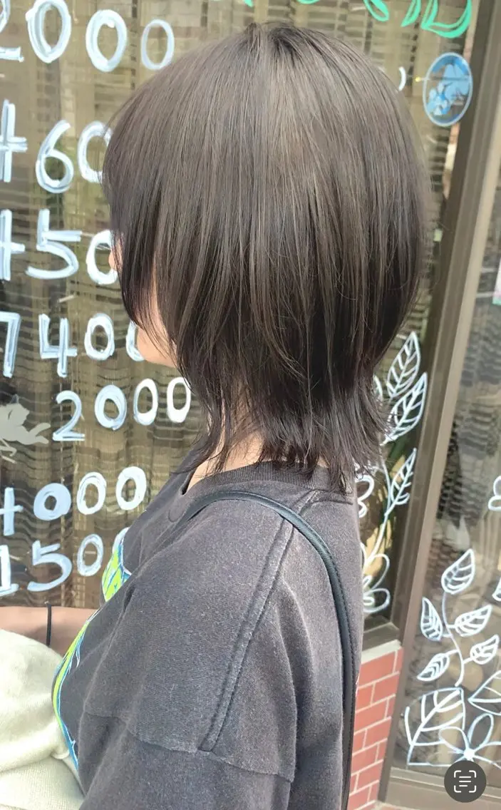 ミディアム 岸田 梓武生のヘアスタイル