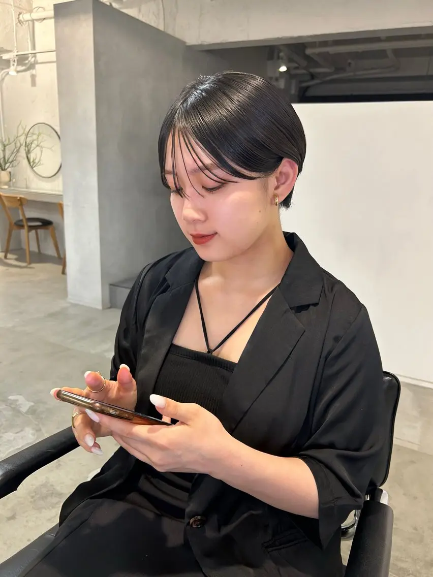 ショート カラー 黒髪 ブルーカラー ブルーブラック ショートヘア ❤️ショートカット ・顔周りカット❤️のヘアスタイル