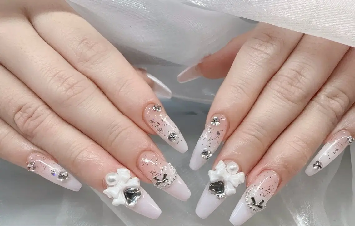 ネイル アートネイル オーロラネイル ガーリー キラキラネイル 韓国ネイル ハンドネイル Mio NailsalonUのネイルデザイン