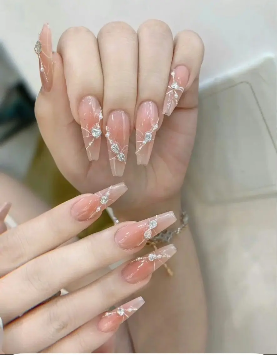 💗指先にときめくチークネイル💗長さ出し+ワンカラー+パーツつけ放題🌈の写真