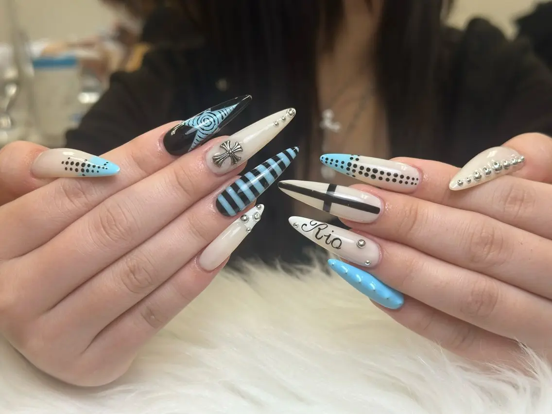 ネイル チークネイル ドット フレンチネイル グラデーション 韓国ネイル ハンドネイル Lisa Nail Salonのネイルデザイン