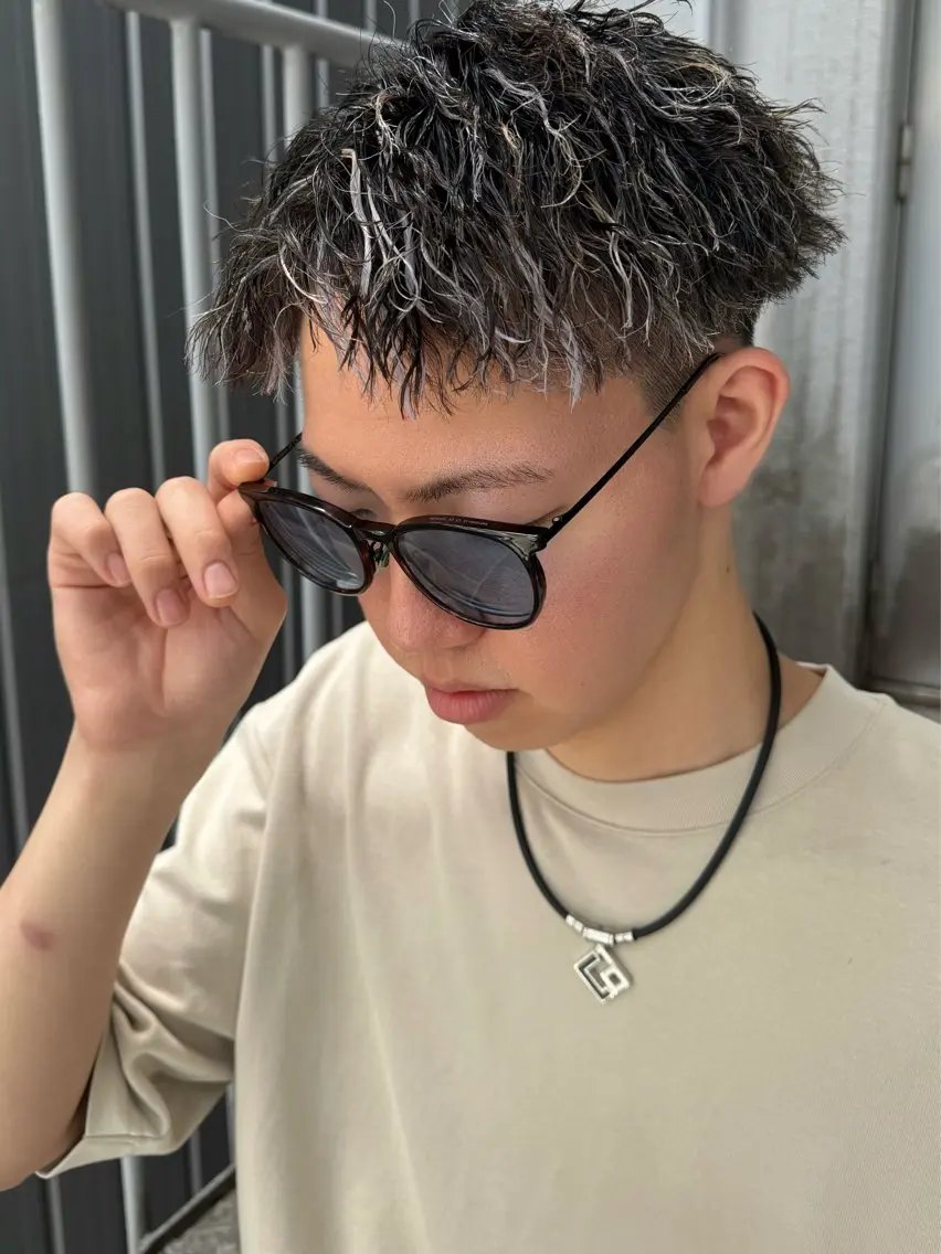 カラー パーマ メンズ アップバング メンズハイライト メンズパーマ ツイストスパイラルパーマ ハイライトカラー カット パーマ メンズパーマ特化/ シャドウ/波巻/陸翔のヘアスタイル