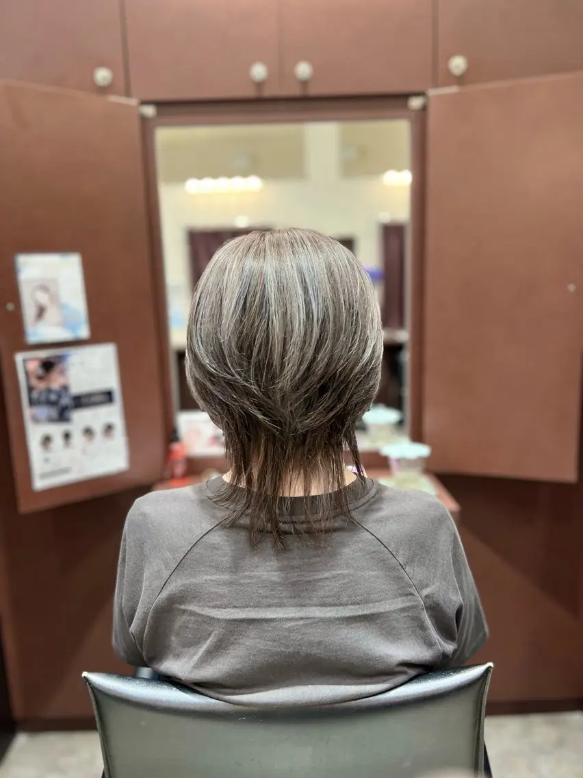 ショート アッシュ アッシュグレー ハイライト ハイライト/艶ｶﾗｰ /ﾚｲﾔｰ🌼阿部のヘアスタイル