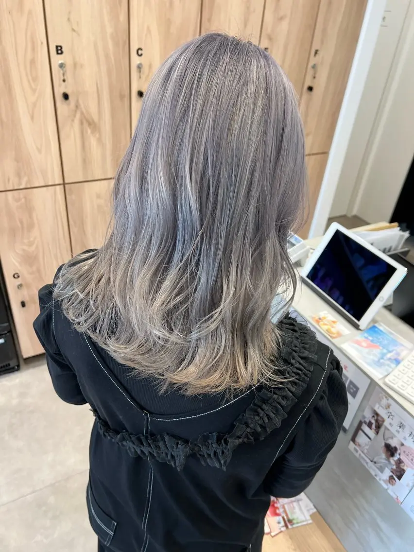 セミロング カラー シルバー ホワイトシルバー ブランシェ小幡駅前店 森樹のヘアスタイル