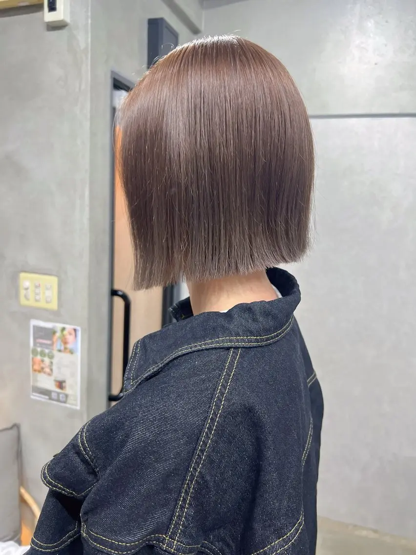 ショート カラー 切りっぱなしボブ ベージュカラー ブリーチ ブリーチなしカラー ボブ カット ヘアカラー YUI ハイトーンカラーのヘアスタイル