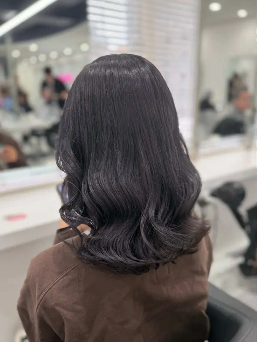 ロング カラー 黒髪 ラベンダーカラー ヘアカラー トリートメント ラベンダー💜 グレージュ🩶のヘアスタイル