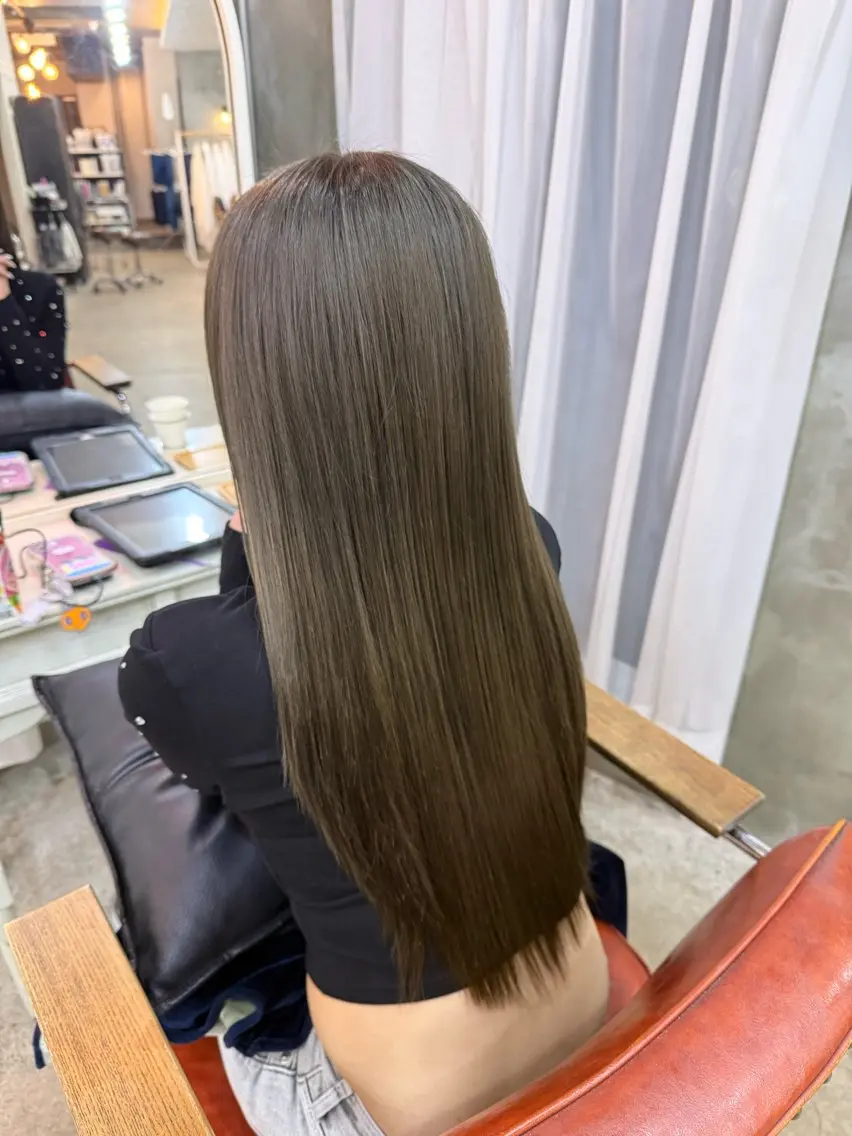 ロング カラー グレージュ オリーブカラー オリーブグレージュ オリーブグレー ヘアカラー トリートメント 三條 朋香のヘアスタイル