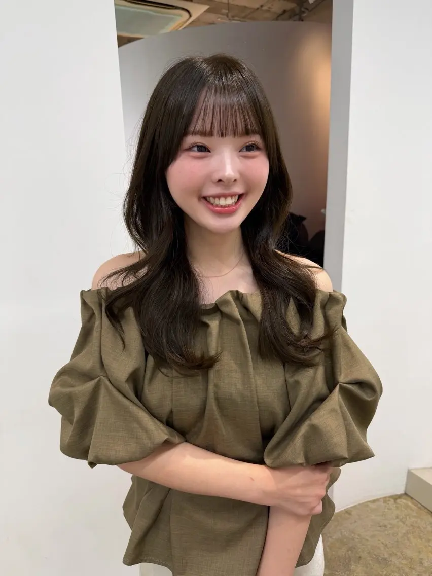 ロング カラー ベージュカラー オリーブベージュ カット ヘアカラー トリートメント 𝘚𝘶𝘻𝘶 𓂃𓈒𓏸のヘアスタイル