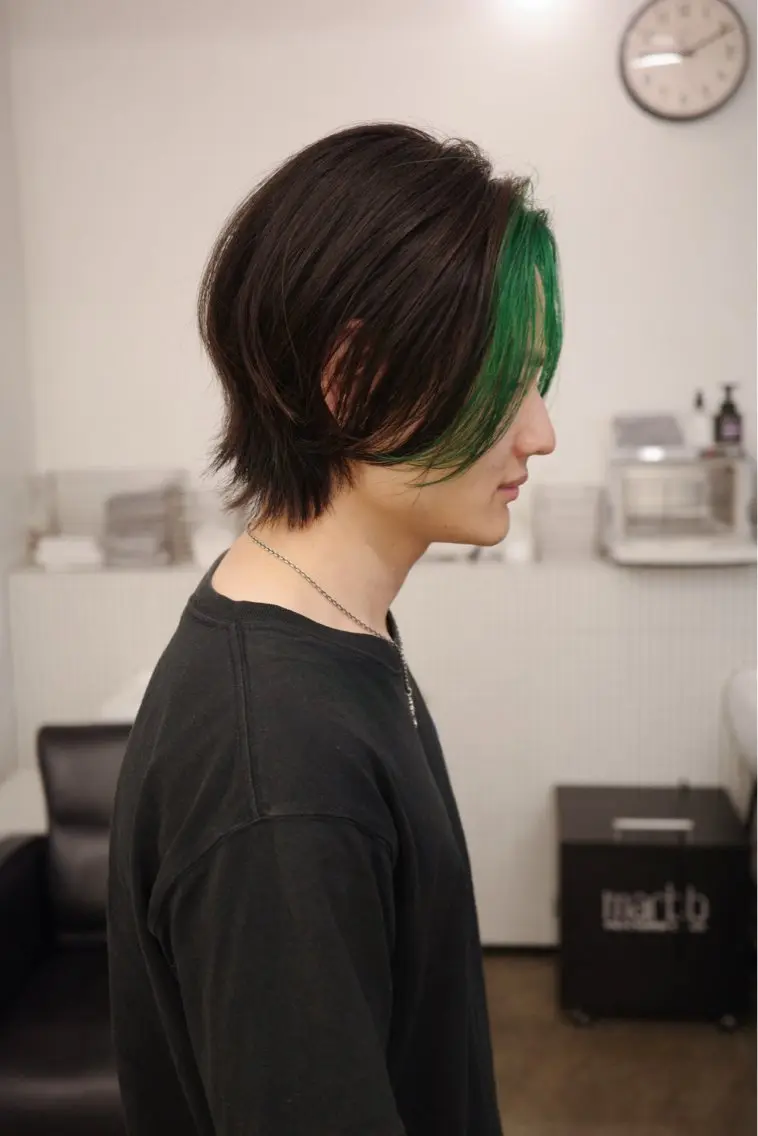 ショート メンズ メンズブリーチ センターパート カット ヘアカラー ミタニ ナギサのヘアスタイル