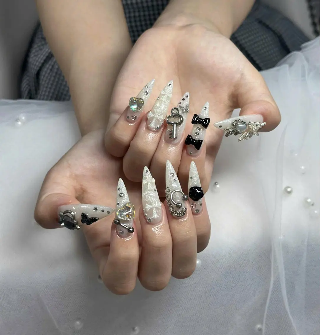 ネイル フレンチネイル ジェルネイル ガラスフレンチ ハロウィン ハート ハンドネイル H.baby Nail Salonのネイルデザイン