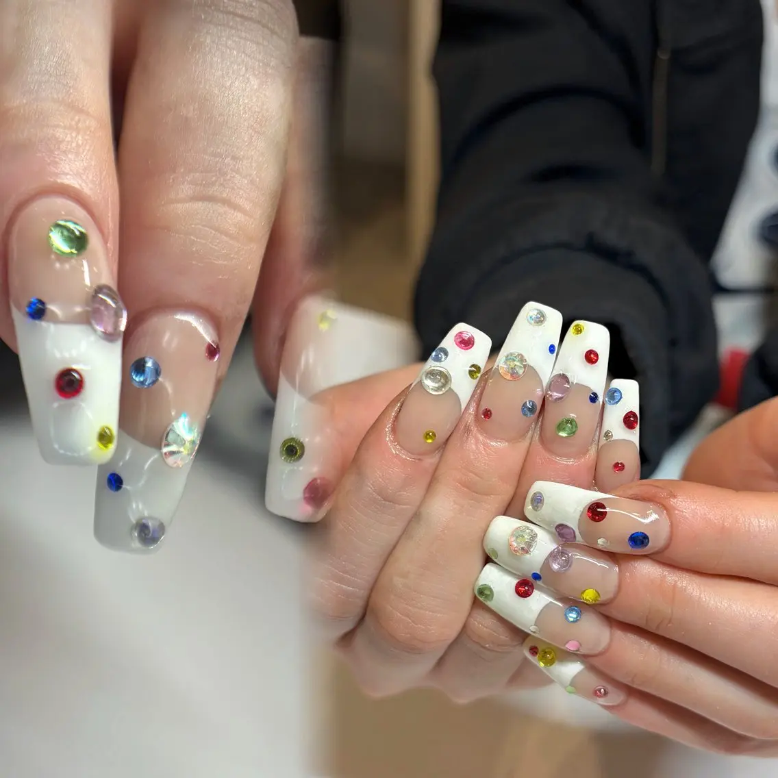 ネイル フレンチネイル ストーンネイル ハンドネイル AOI💫 nailのネイルデザイン