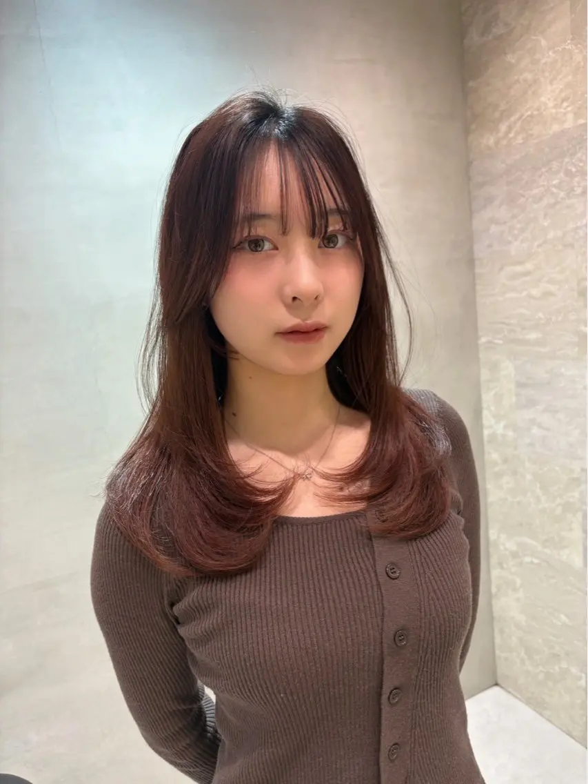 ミディアム レイヤーカット シースルーバング 外ハネヘア カット ヘアカラー トリートメント 小顔レイヤー/顔周り 艶髪カラー/金山のヘアスタイル