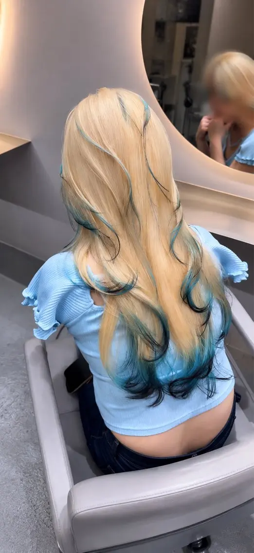 ロング カラー ブロンド ブルーカラー デザインカラー ホワイトブロンド カット ヘアカラー トリートメント 小田 晃瑛のヘアスタイル