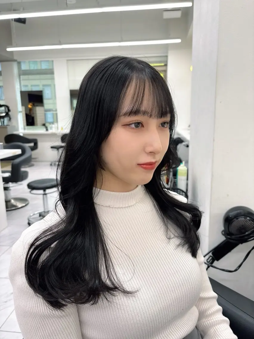 セミロング カラー 黒髪 ブルーカラー ブルーブラック 韓国風ヘア 抜け感レイヤー︴ ニュアンスカラーのヘアスタイル