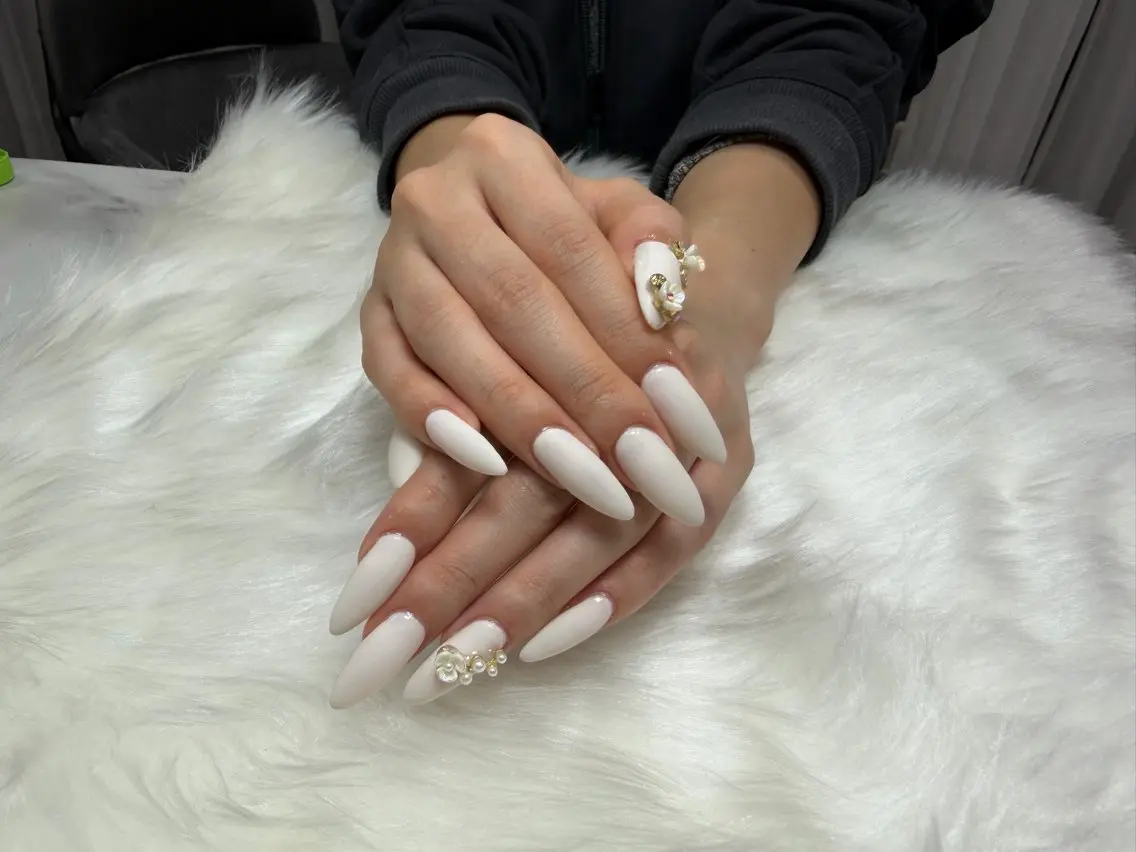 ネイル マットネイル ホワイト Nail&Eye hanaの眉毛・アイブロウイメージ