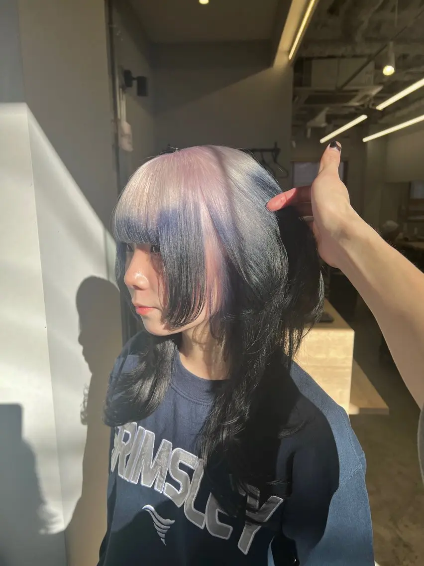 セミロング カラー ブリーチ ネイビーカラー ブリーチ毛の縮毛矯正 ハイトーン/岡本智樹のヘアスタイル