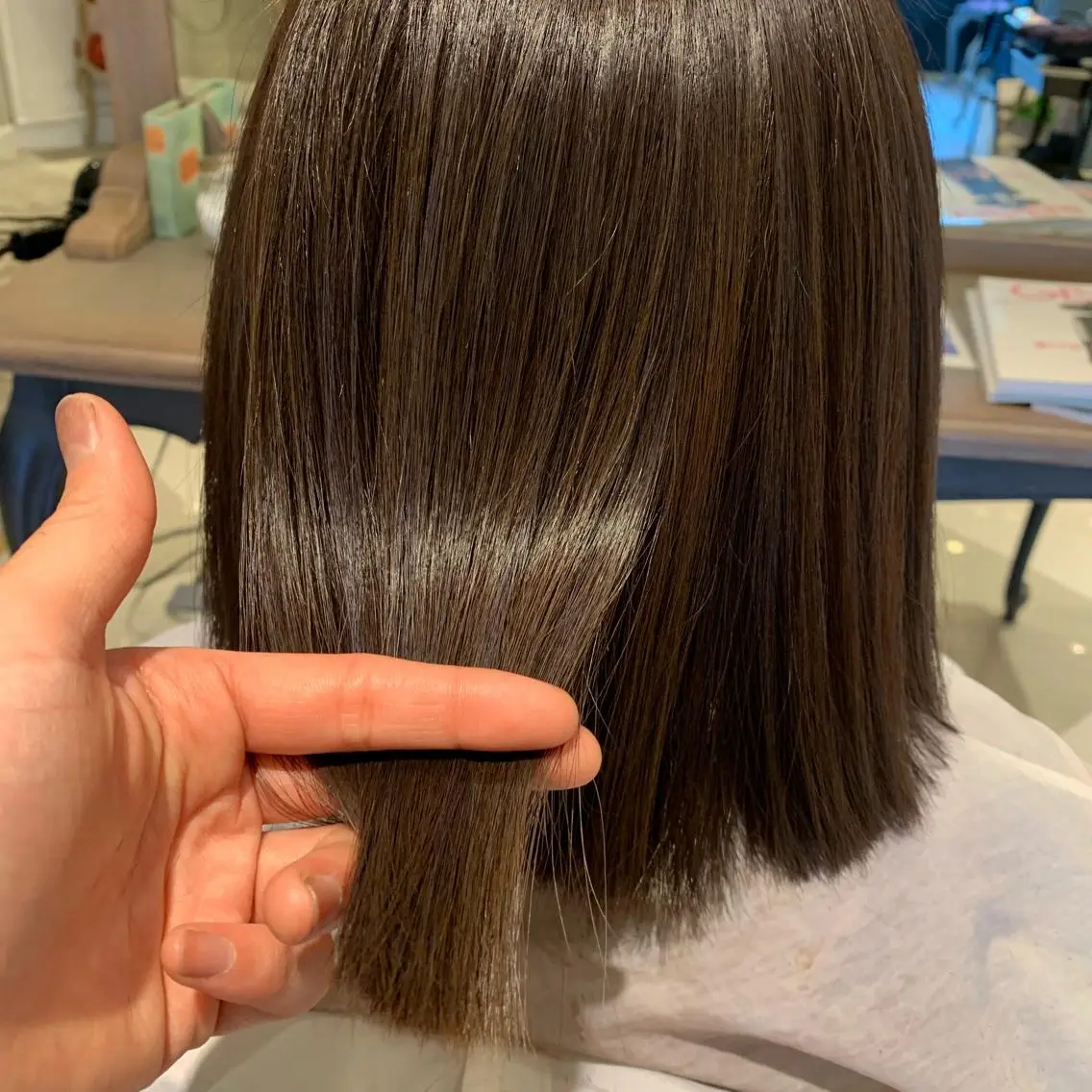 ミディアム SAKINO ベージュカラーのヘアスタイル