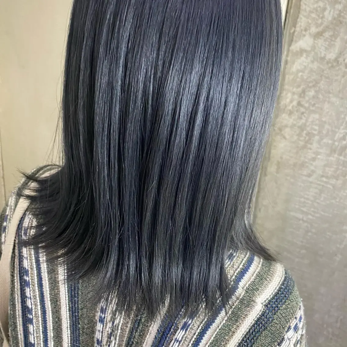 ミディアム カラー 黒髪 ブリーチ ブルーカラー ブルーブラック 清村 和音のヘアスタイル
