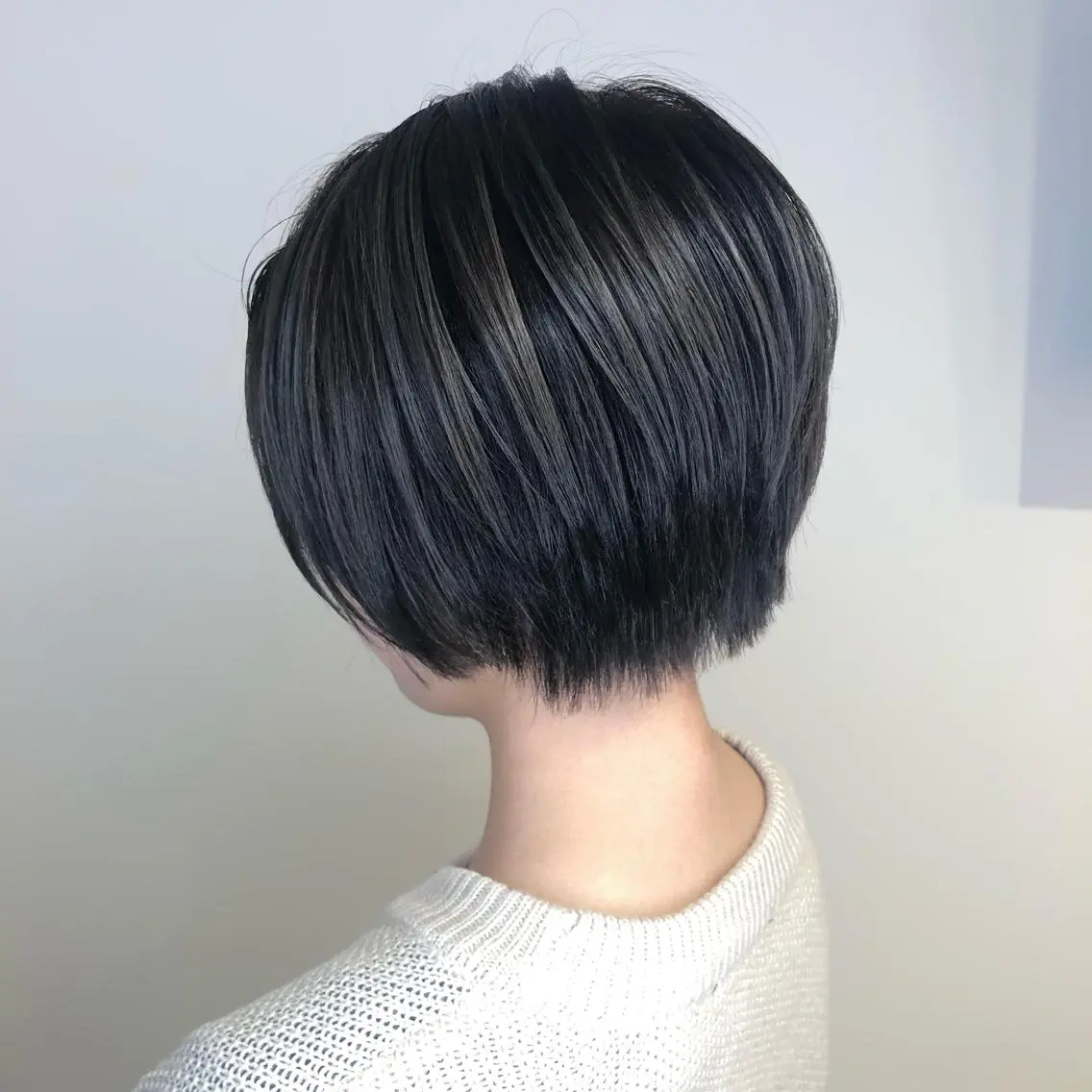 ショート カラー ウルフカット／吉村 桃子のヘアスタイル