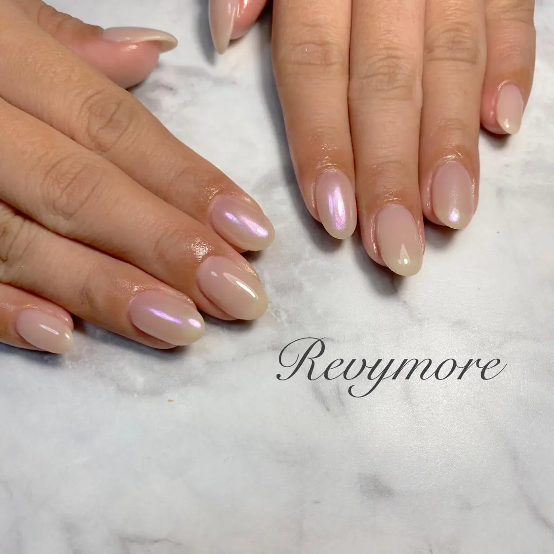 ミディアム ネイル 韓国風ヘア オーロラネイル ジェルネイル キラキラネイル 韓国ネイル nail salon Revymoreのネイルデザイン