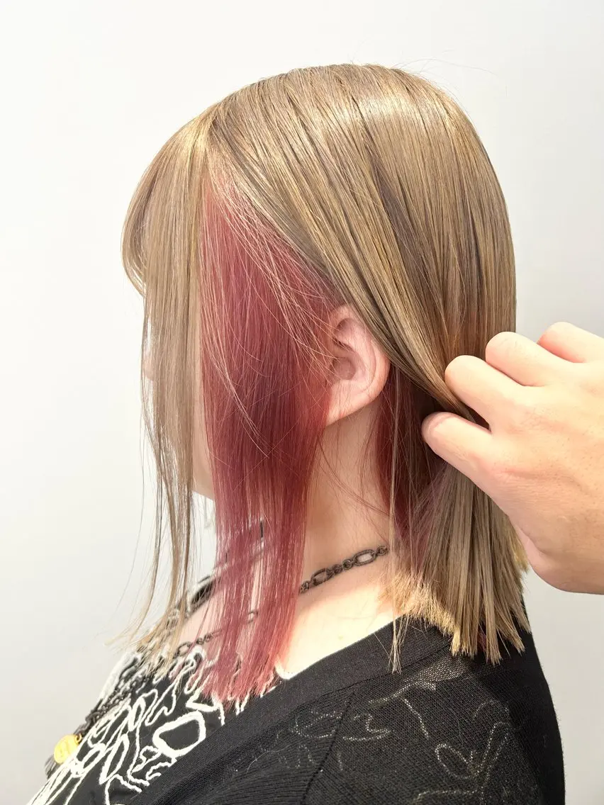 セミロング カラー ベージュカラー インナーカラー ミルクティーベージュ ピンクカラー 松岡 恭弘のヘアスタイル