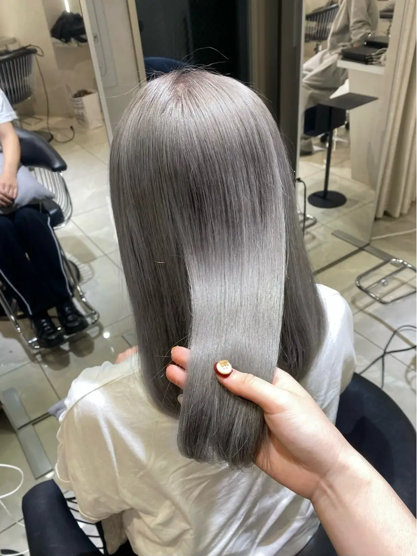 ミディアム ヘアカラー トリートメント 上品ハイトーン×艶 カラー🤍／ふうかのヘアスタイル