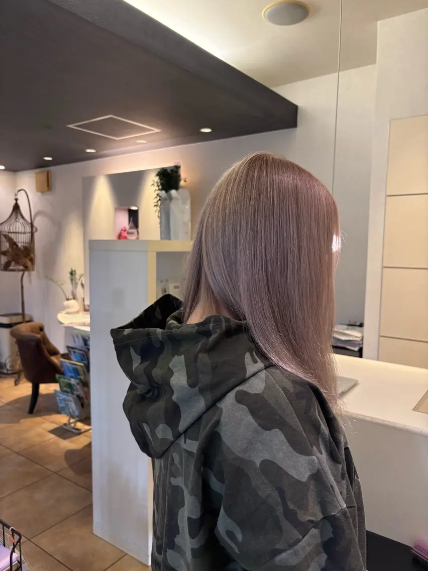 カラー ベージュカラー ブリーチ ピンクカラー ピンクベージュ ヘアカラー 東 結菜のヘアスタイル
