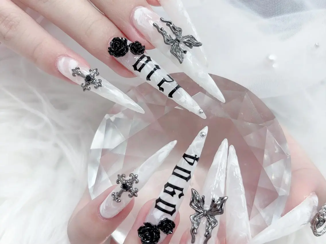 ネイル 長さ出し キラキラネイル 韓国ネイル ロングネイル 持ち込み ハンドネイル ハンドケア Yuki🌸 nailのネイルデザイン