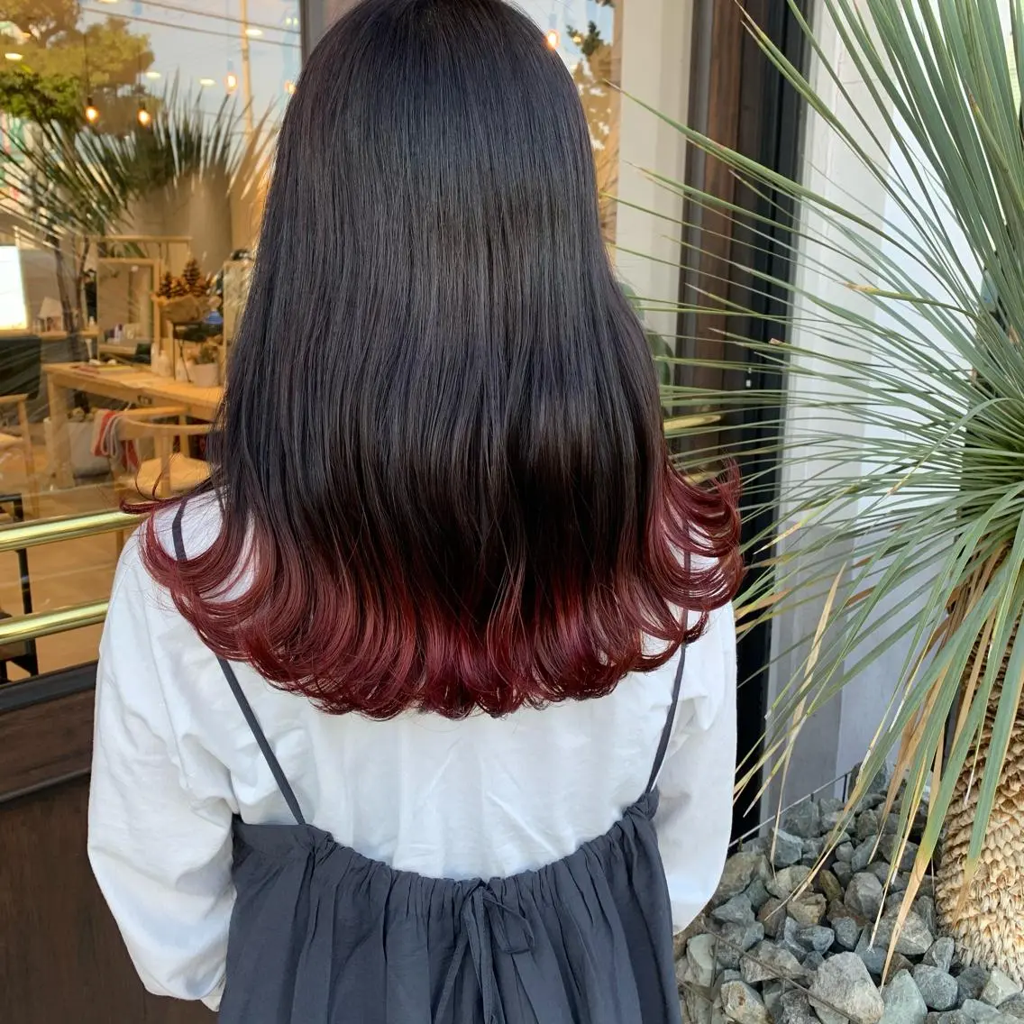 セミロング カラー ピンクカラー レッドカラー 比嘉 千咲のヘアスタイル