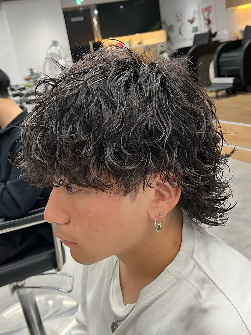 ミディアム パーマ メンズ ミディアムパーマ メンズパーマ 波巻きパーマ メンズウルフカット ウルフカット カット パーマ 新潟メンズパーマ 新潟駅/小田拓実のヘアスタイル