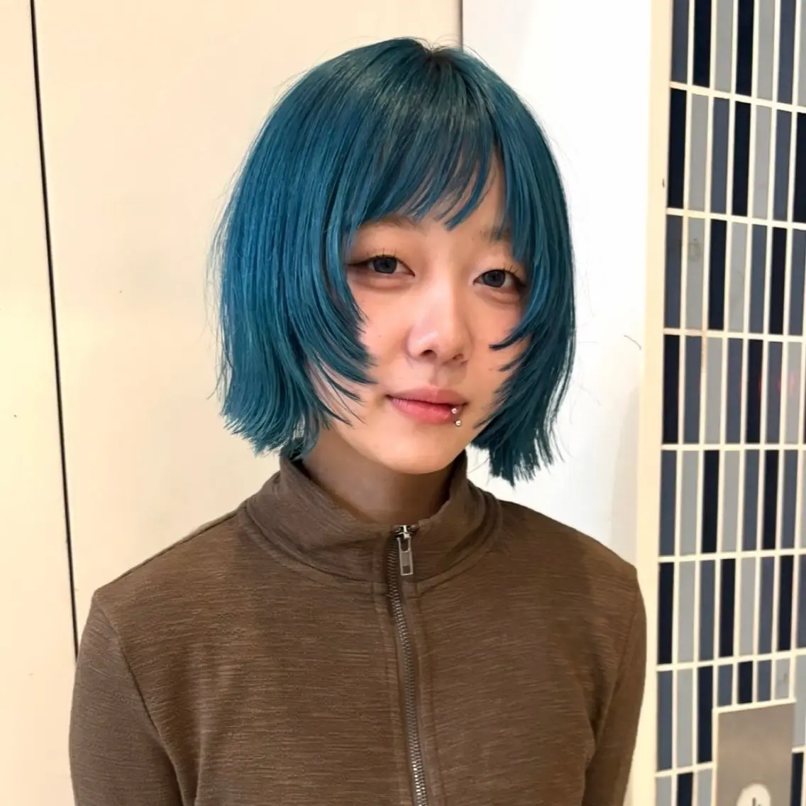 ショート ボブレイヤー ボブ レイヤーカット 響 インナーカラー イヤリングカラーのヘアスタイル