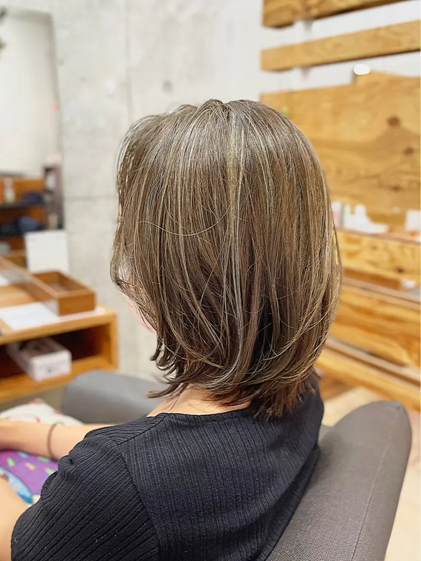 ミディアム カラー アッシュ ハイライトカラー ハイライト カット ヘアカラー トリートメント ViaLa Hair 🌈すずきたくむ✂︎のヘアスタイル