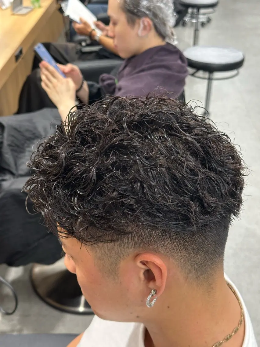 ショート パーマ メンズ カット パーマ スパイキー/ロン毛/ フェザー/トムのヘアスタイル