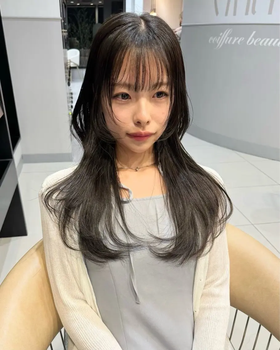 ロング カラー ブリーチ ダークグレー ダークグレージュ グレージュ ブリーチなしカラー 檀ノ原 結希のヘアスタイル