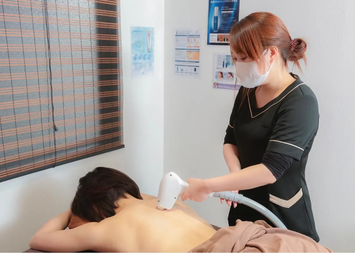 【レディース◆最先端LED脱毛】脇下、膝下、襟足、背中上、背中下の写真