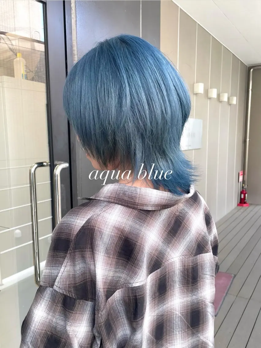 ショート カラー ヘアアレンジ ブリーチ ブルーカラー デザインカラー ウルフカット ヘアカラー トリートメント 青髪特化🩵 ダブルカラーのヘアスタイル
