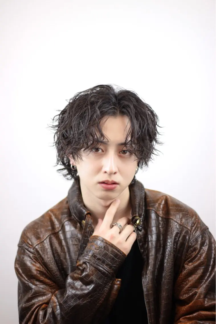 ミディアム パーマ ヘアアレンジ メンズ ミディアムパーマ メンズパーマ メンズツイストパーマ 波巻きパーマ ツイストパーマ 🔥ニュアンス フェザー小林海斗🔥のヘアスタイル