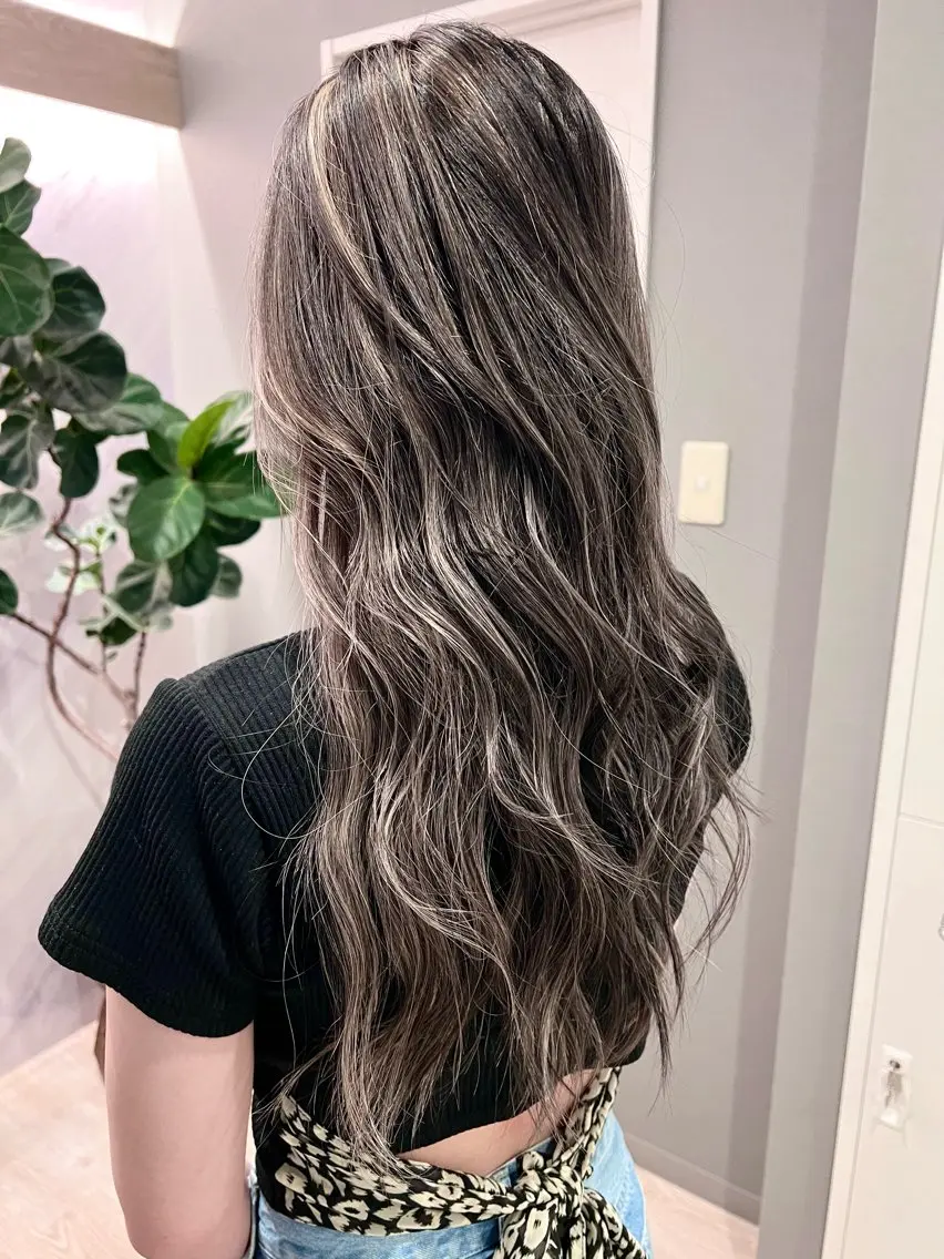 セミロング ハイライト ヘアカラー トリートメント ブリーチ毛に縮毛矯正 ✨カラー✨山田 正幸のヘアスタイル