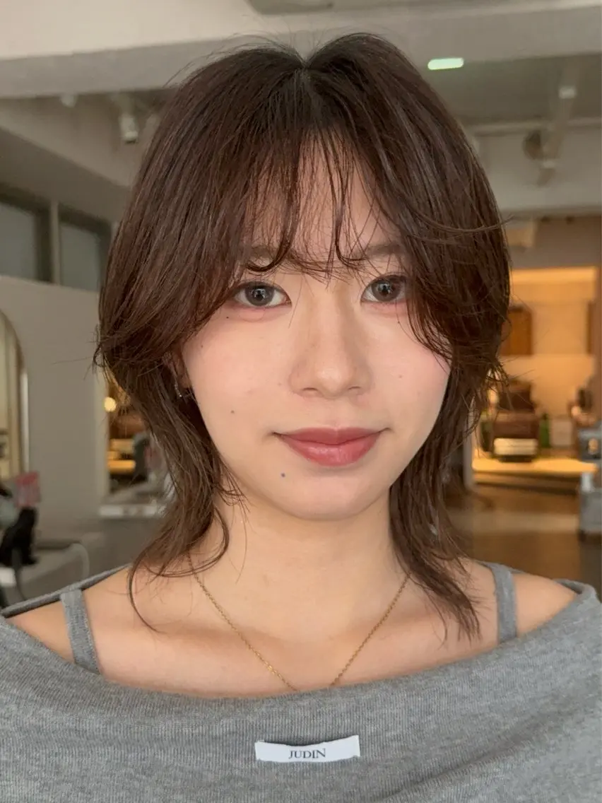 ミディアム くびれヘア ハッシュカット 韓国レイヤー 🎀ダブルカラーのヘアスタイル